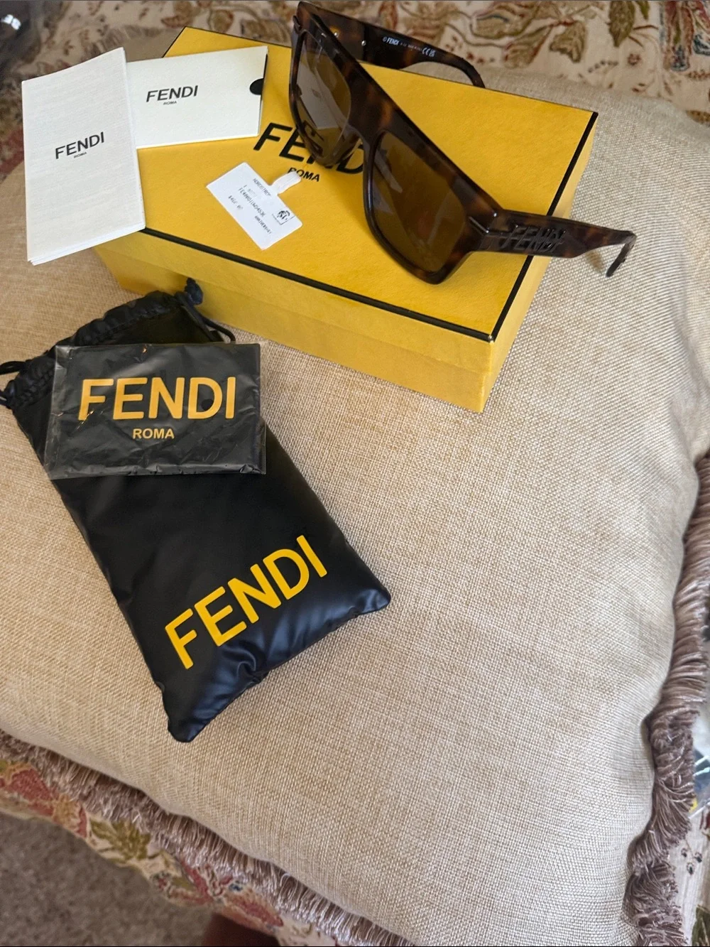 Fendi FE40091U NWT sunglasses W/bold rectangular frame,light tortoise acetate